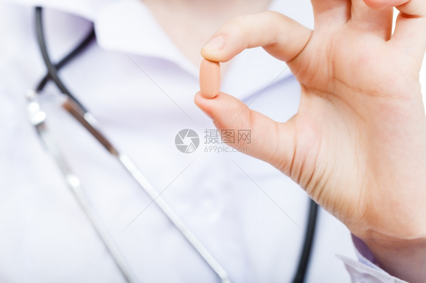 护士用手指抓着药片图片