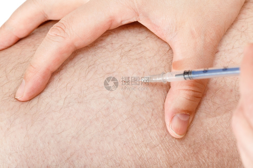 病人在大腿上注射糖尿病胰岛素图片