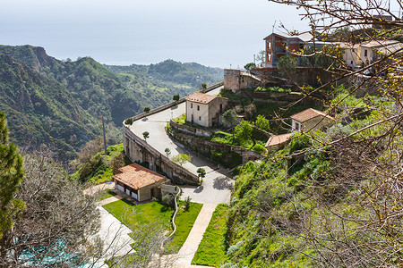 意大利西里山村Savoca和海平线的Savoca山村的房屋图片