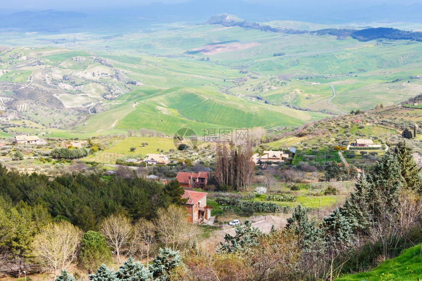 位于意大利春天西里绿色山丘的Aidone镇郊外的Aidone镇图片