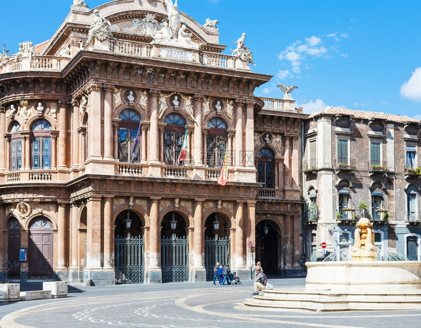 在意大利西里卡塔尼亚的VincenzoBellini广场上TeatroMassimoBellini是一个歌剧院于1890年5月3图片