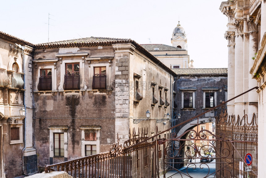 意大利西里卡塔尼亚市Crociferi街和TeatroGreco街上的Baroque风格房屋图片