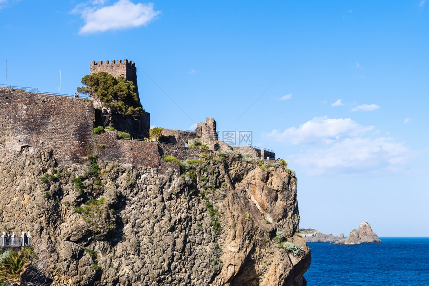 意大利西里AciCastello镇和CyclopeanRocks独眼巨人岛的诺曼城堡图片