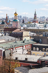 莫斯科城市风景与克里姆林宫在阳光明媚的春天图片