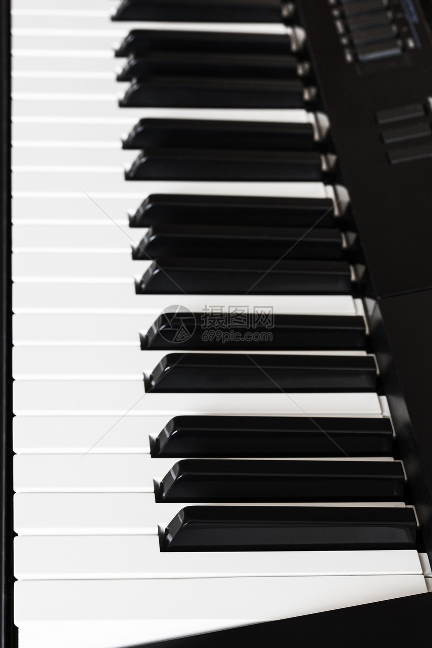 数字钢琴关闭时黑白键的侧边视图图片