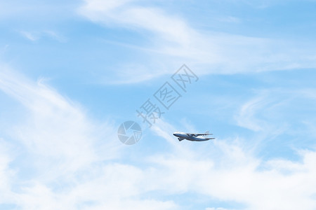 一架飞机在蓝天中飞行背景图片