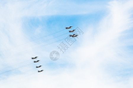 战斗机在蓝天白云中飞行背景图片