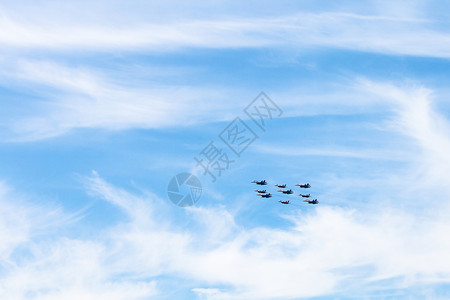 战斗机在蓝天白云中飞行背景图片