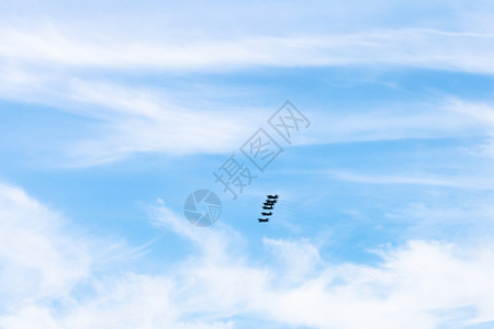 天空中有战斗机在飞行背景图片