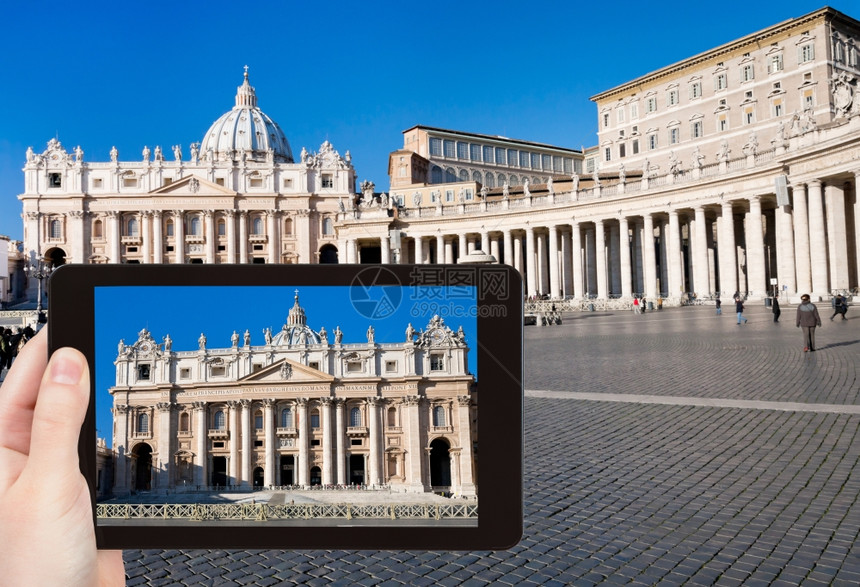 旅行概念旅游者在意大利罗马梵蒂冈广场用平板电脑拍下圣彼得大教堂的照片图片