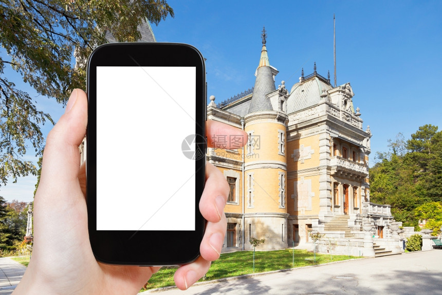 旅行概念在克里米亚历山大三世皇帝在克里米亚的Masandra宫用智能手机拍摄旅游照片用空白广告标志的屏剪图片