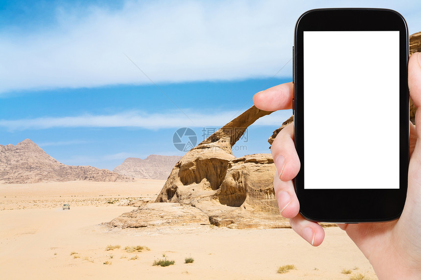 旅行概念旅游照片约旦WadiRum沙漠约旦WadiRum沙漠的桥岩智能手机用空白广告标志的屏图片