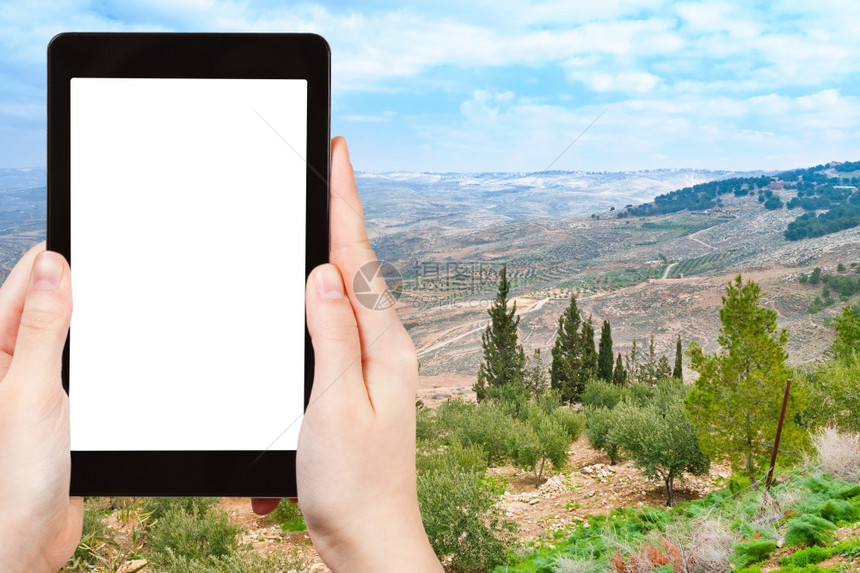 旅行概念旅游照片约旦尼博山圣地在平板电脑上带有空白广告标志的屏图片