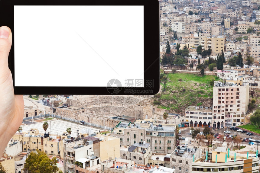 旅行概念约旦安曼市古罗马剧院在约旦安曼市用平板电脑在上拍摄旅游照片用空白广告标志的屏图片