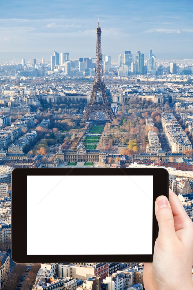 旅行概念与Eiffel铁塔下午在平板电脑上与EiffelTower下午的巴黎上天线旅游照片用空白广告标志位置剪掉的屏幕图片