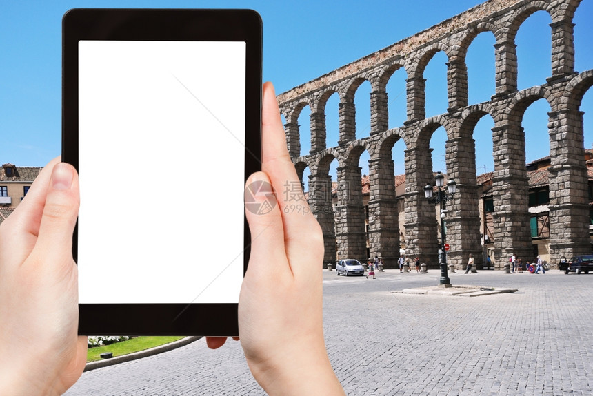 旅行概念旅游照片西班牙阿佐格霍广场Segovia水道平板电脑上刻有广告标志空白处的剪切屏幕图片