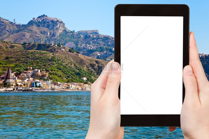 旅行概念在意大利西里市Taormina市和GiardiniNaxos海滩的Pc平板电脑上拍摄旅游照片用空白的屏幕剪切广告标志位置图片