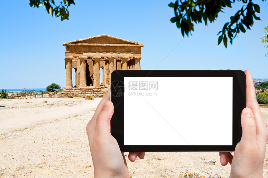 旅行概念旅游照片在寺庙谷古老的康科迪亚寺阿格里根托西里平板电脑上用空白广告标志的屏剪图片