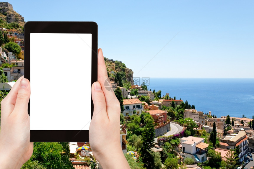 旅行概念意大利西里Castelmolavillige的Taormina市旅游照片在平板电脑上拍摄刻有广告标志空白的屏幕图片