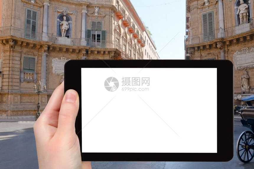 旅行概念在巴勒莫的Baroque广场QuatttroCantiVigliena广场中央Vigliena广场的旅游照片在平板电脑上图片