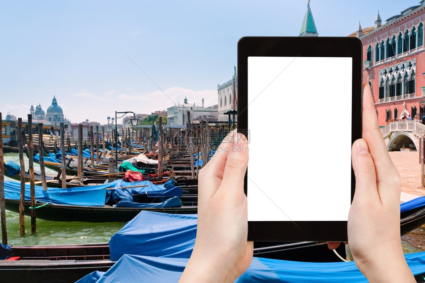 旅行概念在意大利威尼斯SanMarco广场附近意大利威尼斯SanMarco广场附近用平板电脑拍摄旅游照片godolas用空白的屏图片