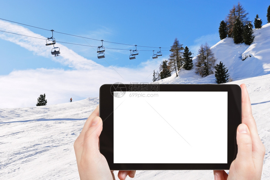 旅行概念意大利ValGardana市Dolomite山脉的旅游摄影滑雪电梯和斜坡在意大利ValGardanaPc平板上带有广告标图片