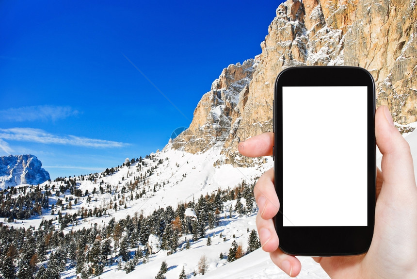 旅行概念意大利ValGardana的Dolomite山的旅游摄影坡在平板上意大利ValGardana的Dolomites山上用空图片