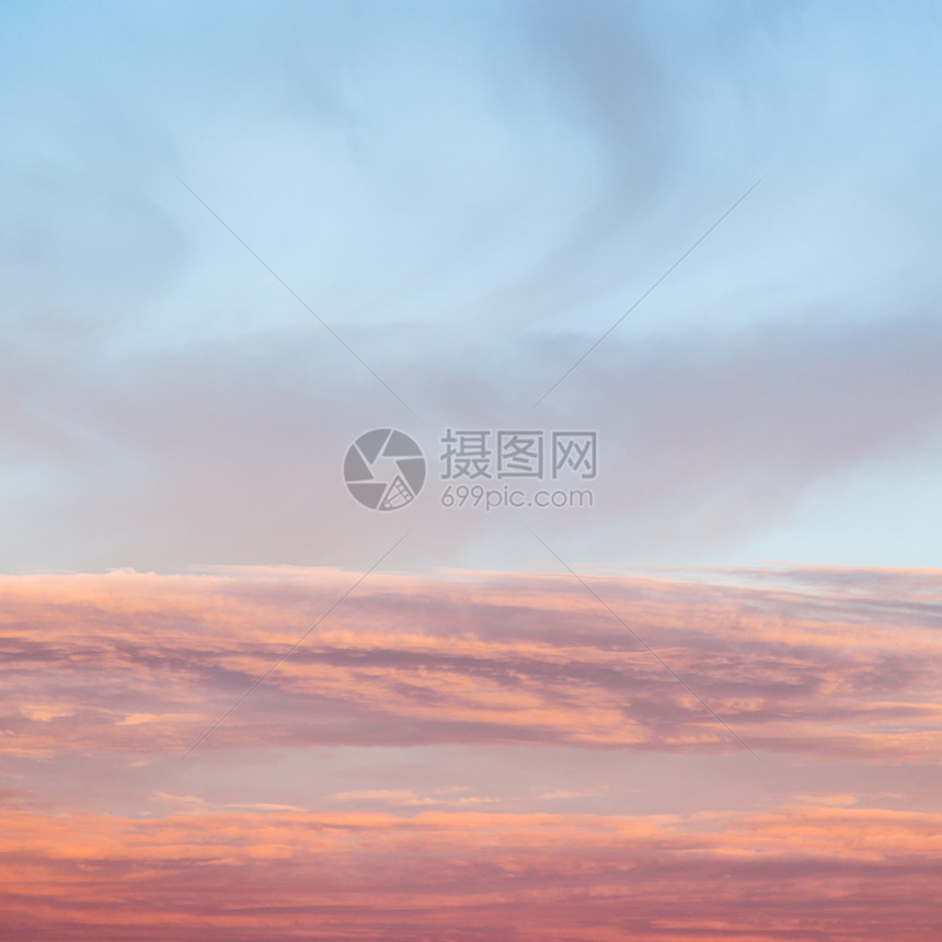 温暖日落时的蓝色和粉红天空图片