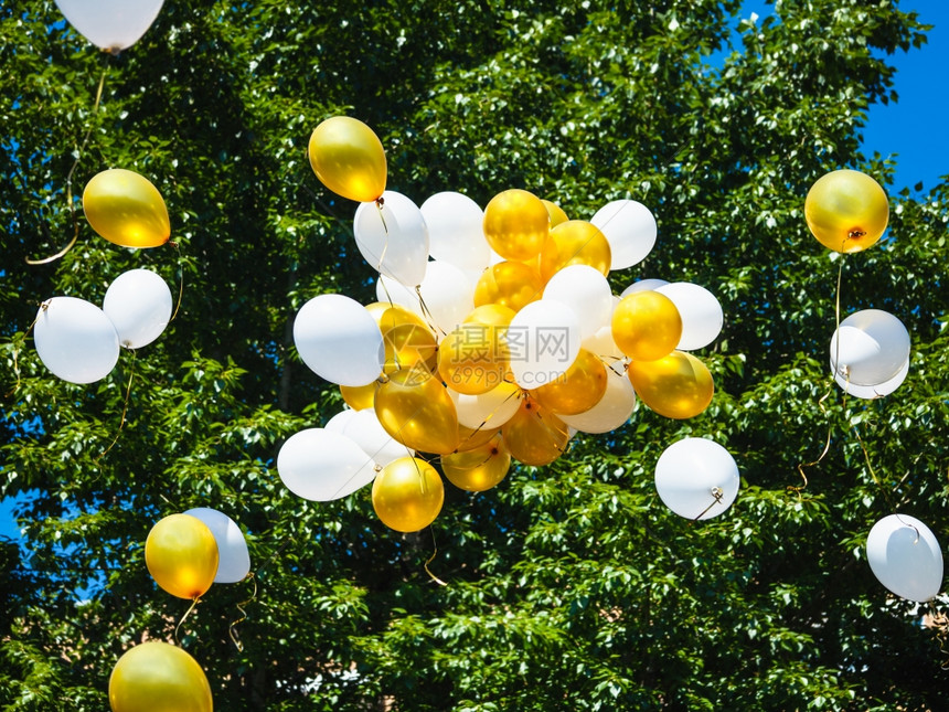 空中漂浮的黄白气球图片