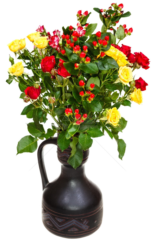 白色背景的陶瓷罐中黄色红玫瑰和高压花朵图片