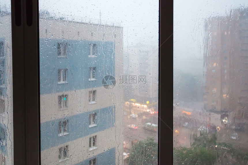 春暮时在家里的窗口帘下着雨图片