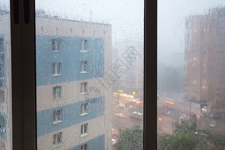 春暮时在家里的窗口帘下着雨图片