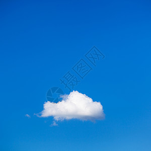 夏月蓝色天空中的白小乌云高清图片