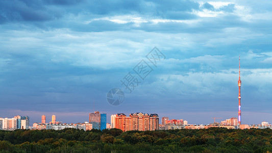 奥斯坦金斯卡娅城市全景青蓝厚云由日落小菜照亮背景
