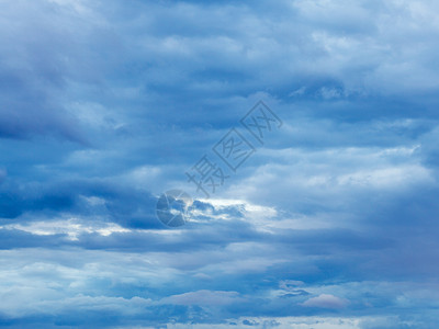 在夏夜天空中高稠密的蓝云背景图片