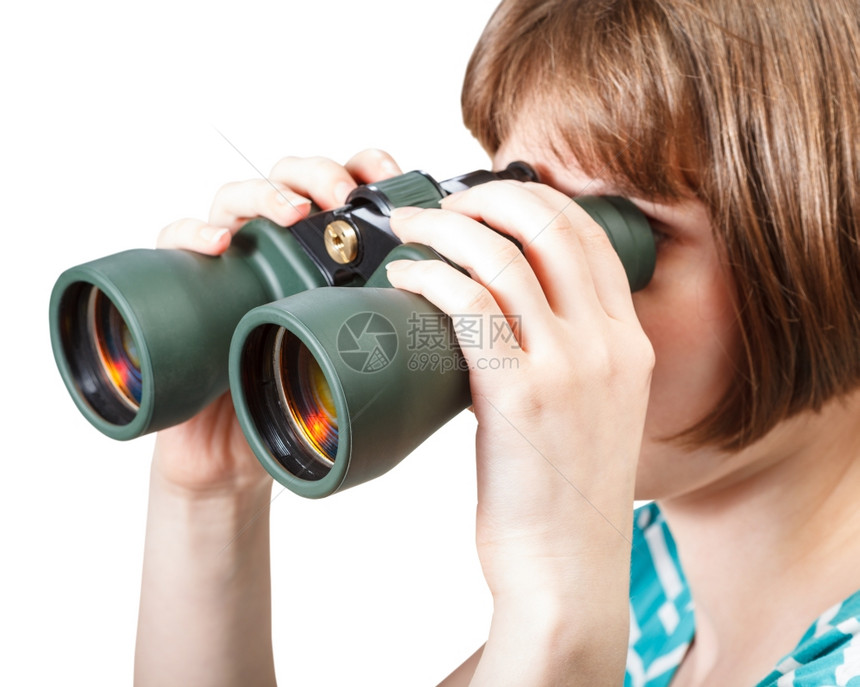 女孩通过白色背景孤立的望远镜观看图片