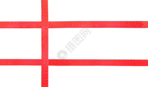 在水平白背景上隔离的三条红色沙丁相交带图片