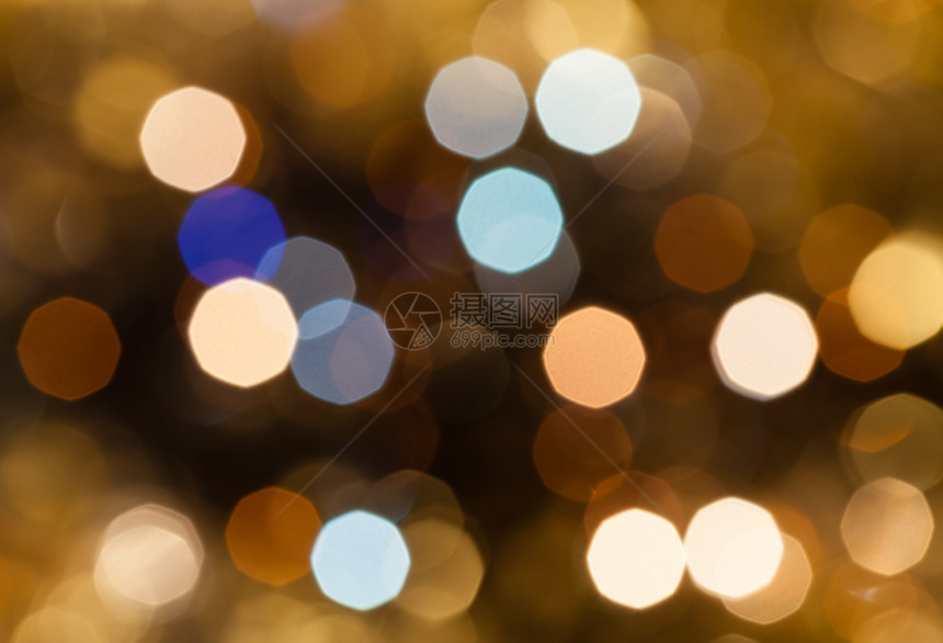 抽象的模糊背景棕色和粉闪亮的Xmas树上电动园地的圣诞灯光图片