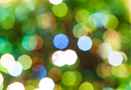 抽象的模糊背景Xmas树上电动园林的绿色明亮圣诞灯光图片