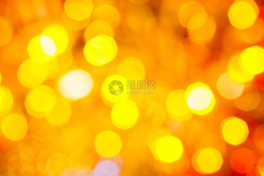 抽象的模糊背景Xmas树上电华林的黄色和红闪亮的圣诞灯光图片