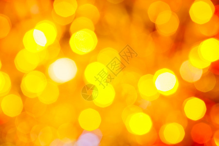 抽象的模糊背景Xmas树上电华林的黄色和红闪亮的圣诞灯光背景图片