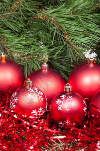 垂直的圣诞死讯生命几个红圣诞球Xmas树底的锡撒图片