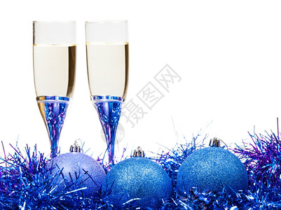 两杯香槟蓝色和紫罗兰圣诞装饰品图片