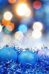 Xmas静止生命蓝色球红模糊和蓝圣诞灯背景的罐头图片