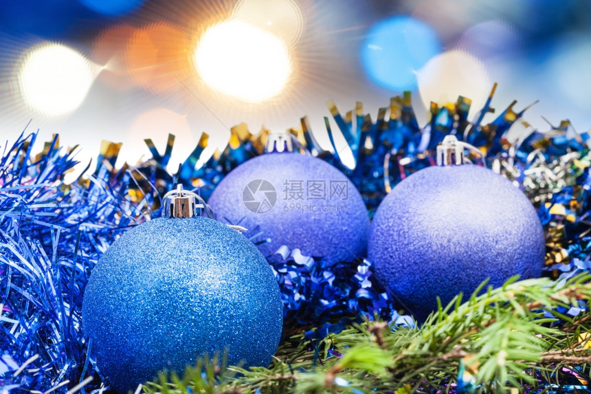 Xmas静止生命蓝色球绿树上的锡轮分散蓝色圣诞灯背景图片