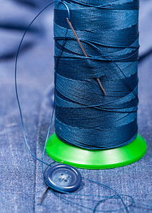 缝制静物生活针线用蓝丝布按钮用针刺成的bbbin高清图片