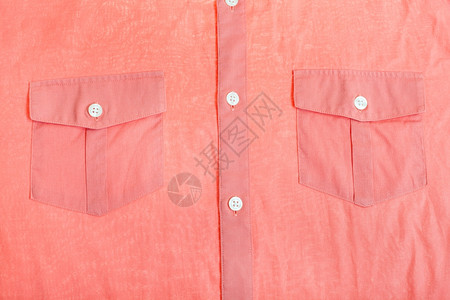 红衬衫口袋和按钮的平面背景图片