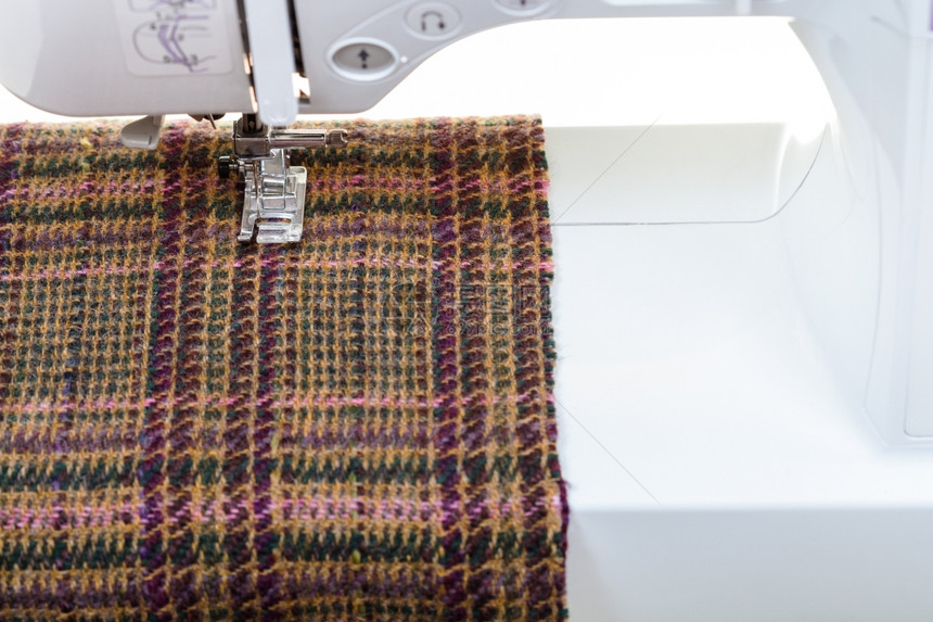 羊毛布上的缝纫机脚图片
