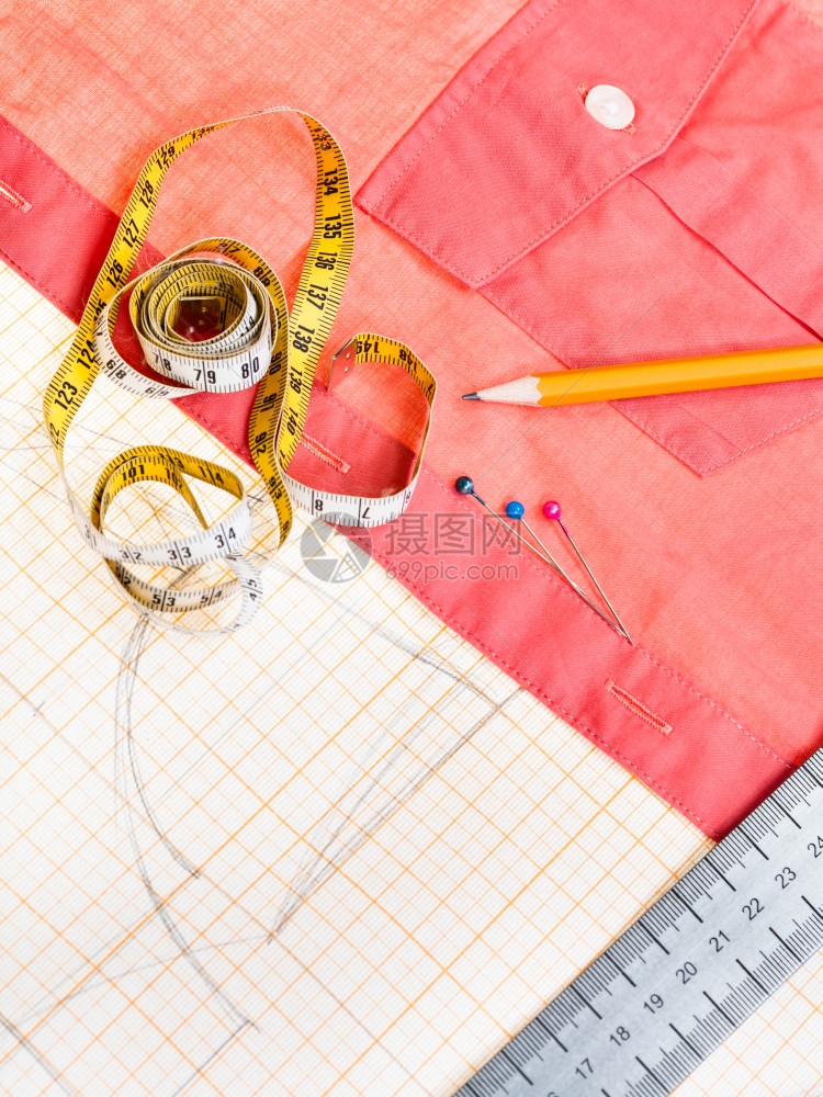 着装活生的在用图案切割桌子测量胶带铅笔针红衬衫图片