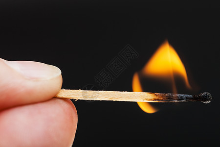 火烧木柴的指头紧闭图片